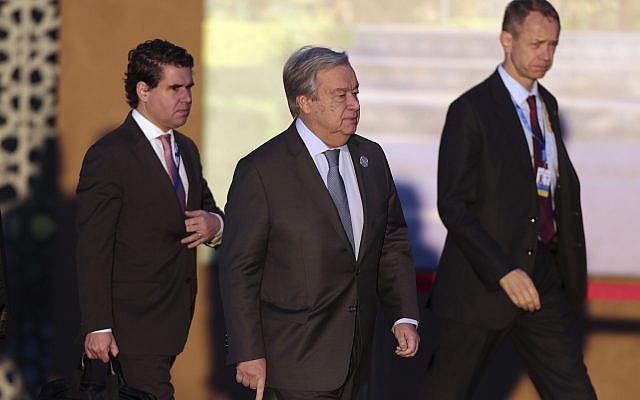 El secretario general de la ONU, Antonio Guterres, llega para asistir a una conferencia de migración de la ONU en Marrakech, Marruecos, el 10 de diciembre de 2018. (Mosa'ab Elshamy / AP)