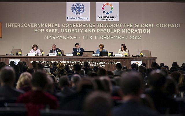 El secretario general de la ONU, Antonio Guterres, segundo a la izquierda, y el ministro de Asuntos Exteriores y Cooperación Internacional de Marruecos, Nasser Bourita, presiden la sesión de apertura de la Conferencia de Migración de la ONU en Marrakech, Marruecos, 10 de diciembre de 2018. (Mosa'ab Elshamy / AP)