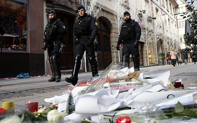 Policías franceses patrullan las calles de Estrasburgo, Francia, el 13 de diciembre de 2018, dos días después de un ataque terrorista mortal en la ciudad. (Foto AP / Christophe Ena)