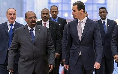 En esta foto publicada por la agencia de noticias oficial siria SANA, el presidente sirio Bashar Assad, a la izquierda, se reúne con el presidente de Sudán, Omar al-Bashir, en Damasco, Siria, el domingo 16 de diciembre de 2018 en Damasco. (SANA via AP)