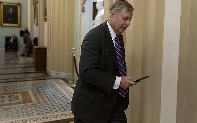 Lindsey Graham, RS.C., miembro del Comité de Servicios Armados del Senado, se apresura a la oficina del líder de la mayoría del Senado Mitch McConnell, R-Ky., Al final del día en el Capitolio de Washington, el miércoles 19 de diciembre de 2018. En medio de la noticia de que el presidente Donald Trump está retirando a los 2,000 soldados estadounidenses de Siria, Graham dijo que estaba "cegado" por el informe y calificó la decisión como "un desastre en ciernes". (Foto AP / Scott Scott Applewhite)