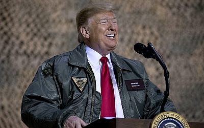 El presidente de los Estados Unidos, Donald Trump, habla en un mitin en la base aérea de Al Asad, Irak, el 26 de diciembre de 2018. (Foto de AP / Andrew Harnik)