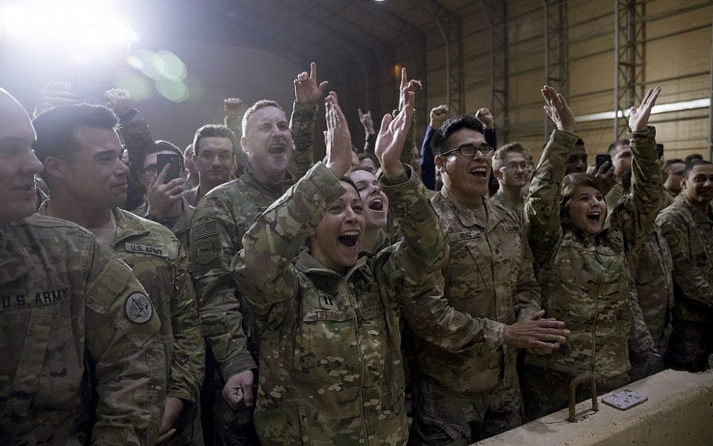 Miembros del ejército aplauden mientras el presidente de los Estados Unidos, Donald Trump, habla en un mitin en la base aérea de Al Asad, Irak, el 26 de diciembre de 2018. (Foto de AP / Andrew Harnik)