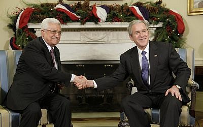 El presidente de los Estados Unidos, George W. Bush, a la derecha, se reúne con el presidente de la Autoridad Palestina, Mahmoud Abbas, en la Oficina Oval de la Casa Blanca el 19 de diciembre de 2008. (Foto AP / Evan Vucci)