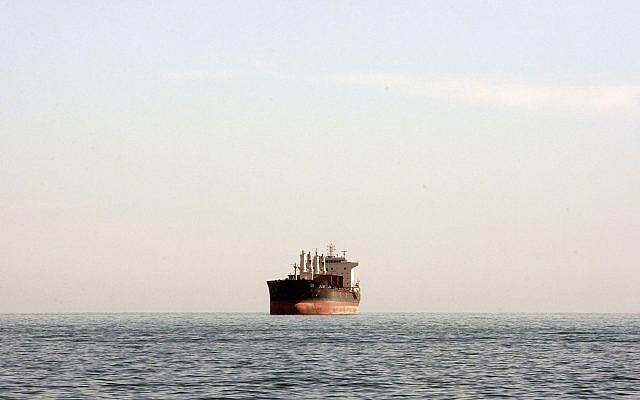 Ilustrativo: un barco de carga se ve entre el puerto de la ciudad iraní de Bandar Abbas y la isla Qeshm en el camino estratégico de agua del Golfo Pérsico, el 23 de diciembre de 2011. (AP Photo / Vahid Salemi)