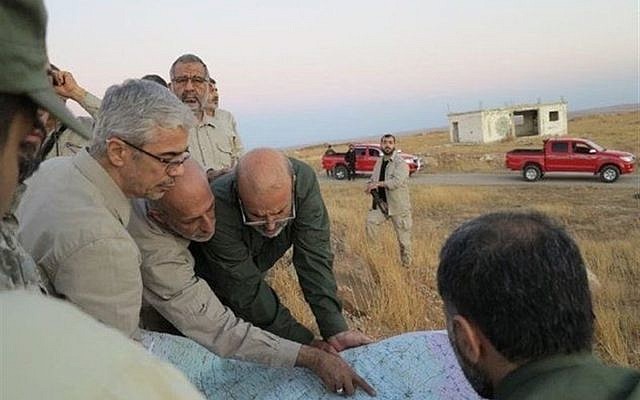 Esta fotografía proporcionada el 20 de octubre de 2017 por los medios de comunicación militares centrales sirios controlados por el gobierno muestra al jefe de personal del ejército iraní, el mayor general Mohammad Bagheri, a la izquierda, mirando un mapa con oficiales superiores del ejército iraní mientras visitan una línea del frente en la provincia norteña de Aleppo, Siria. (Medios Militares Centrales de Siria, a través de AP)