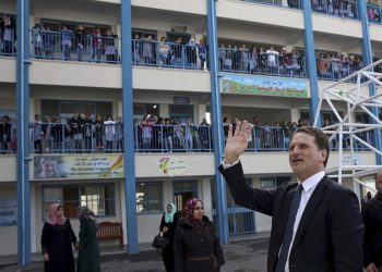 Pierre Krähenbühl, Comisionado General del Organismo de Obras Públicas y Socorro de las Naciones Unidas para los Refugiados de Palestina (OOPS) en la Escuela Preparatoria de Niñas Rimal de la UNRWA en la ciudad de Gaza, 22 de enero de 2018. (Foto AP / Adel Hana)