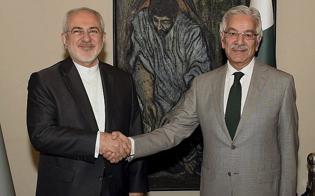 El ministro iraní de Relaciones Exteriores, Mohammad Javad Zarif, que se encuentra a la izquierda, le da la mano a su homólogo paquistaní, Khawaja Muhammad Asif, antes de su reunión en Islamabad, Pakistán, el lunes 12 de marzo de 2018. (Departamento de Información de la Prensa de Pakistán vía AP)