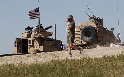 Un soldado estadounidense camina en una posición recién instalada, cerca de la tensa línea entre el Consejo Militar Manbij Sirio respaldado por Estados Unidos y los combatientes respaldados por Turquía, en Manbij, norte de Siria, 4 de abril de 2018. (AP / Hussein Malla)