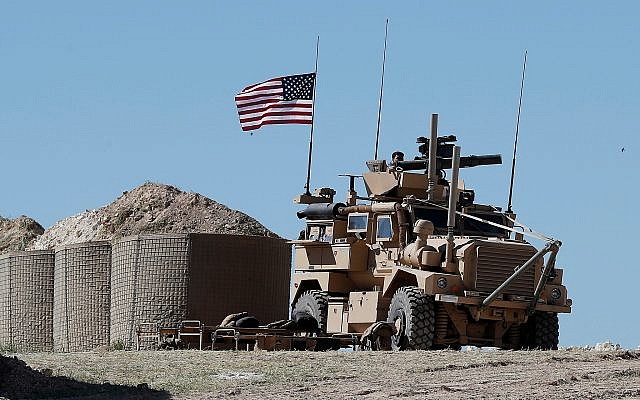 Un soldado estadounidense se sienta en un vehículo blindado en una posición recién instalada en Manbij, norte de Siria, el 4 de abril de 2018. (Hussein Malla / AP)