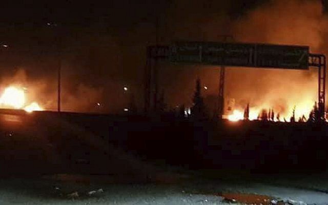 Ilustrativo: esta foto publicada el miércoles 9 de mayo de 2018 por la agencia de noticias oficial siria SANA, muestra llamas en aumento después de un ataque en un área que se sabe tiene numerosas bases militares del ejército sirio, en Kisweh, al sur de Damasco. (SANA via AP)