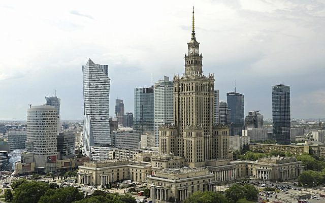 En esta foto del 25 de mayo de 2018, el Palacio de la Cultura y la Ciencia de la era comunista, en primer plano, es uno de los muchos rascacielos en el horizonte de la ciudad, en Varsovia, Polonia (AP Photo / Alik Keplicz)