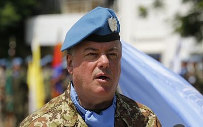 El jefe de la FPNUL, el mayor general Stefano Del Col, de Italia, habla durante una ceremonia para conmemorar la transferencia de autoridad en la sede de la FPNUL en el sur de la ciudad libanesa de Naqoura, Líbano, 7 de agosto de 2018. (Foto AP / Bilal Hussein)