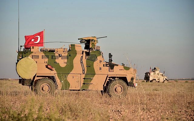 En esta foto tomada el jueves 1 de noviembre de 2018, las tropas turcas y estadounidenses realizan patrullas conjuntas alrededor de la ciudad siria de Manbij, como parte de un acuerdo que apunta a aliviar las tensiones entre los dos aliados de la OTAN. (Ministerio de Defensa turco a través de AP, Pool)