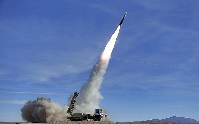 En esta foto provista el lunes 5 de noviembre de 2018 por el ejército iraní, el sistema de defensa aérea Talash dispara un misil Sayyad 2 durante los simulacros en un lugar no revelado en Irán. (Ejército iraní / AP)