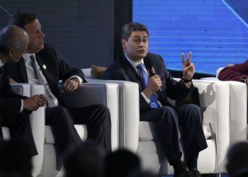El presidente de Honduras, Juan Orlando Hernández, habla durante un foro económico como parte de la XXVI Cumbre Iberoamericana en Antigua, Guatemala, 15 de noviembre de 2018 (Foto de AP / Moises Castillo)