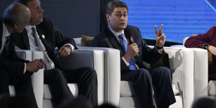 El presidente de Honduras, Juan Orlando Hernández, habla durante un foro económico como parte de la XXVI Cumbre Iberoamericana en Antigua, Guatemala, 15 de noviembre de 2018 (Foto de AP / Moises Castillo)