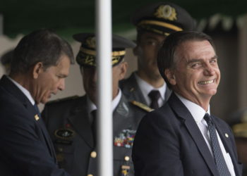 El presidente electo de Brasil, Jair Bolsonaro, sonríe mientras asiste a la ceremonia de graduación de cadetes del Ejército en la Academia Militar de Agulhas Negras en Resende, Brasil, 1 de diciembre de 2018. (Foto AP / Leo Correa)