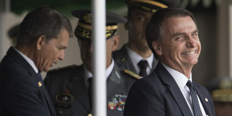 El presidente electo de Brasil, Jair Bolsonaro, sonríe mientras asiste a la ceremonia de graduación de cadetes del Ejército en la Academia Militar de Agulhas Negras en Resende, Brasil, 1 de diciembre de 2018. (Foto AP / Leo Correa)