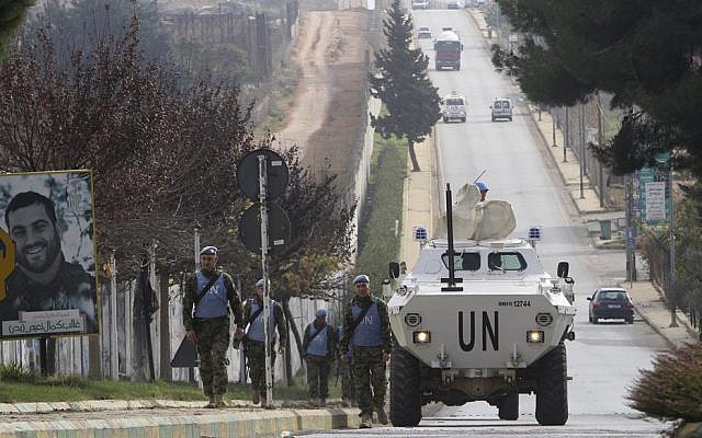 El personal de mantenimiento de la paz de Serbia patrulla la parte libanesa de la frontera entre el Líbano e Israel en la aldea sur de Kfar Kila, Líbano, el martes 4 de diciembre de 2018 (Foto AP / Mohammed Zaatari)