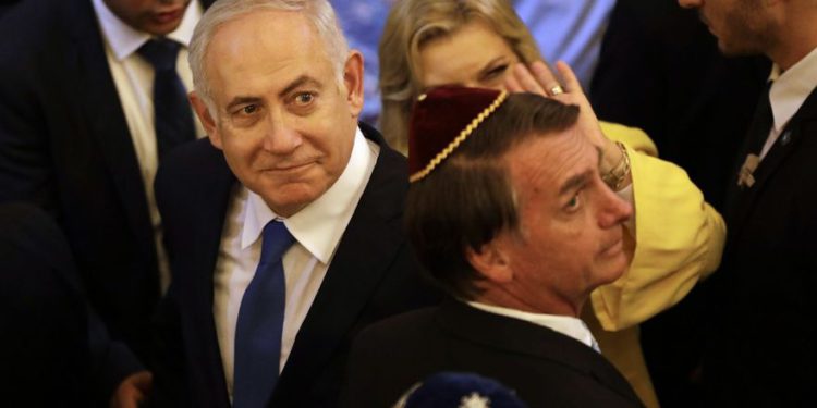 Benjamin Netanyahu (izquierda) y el presidente electo de Brasil, Jair Bolsonaro, salen después de una visita a la sinagoga de Kehilat Yaacov, en Río de Janeiro, Brasil, el 28 de diciembre de 2018. (Leo Correa / Foto de piscina a través de AP)