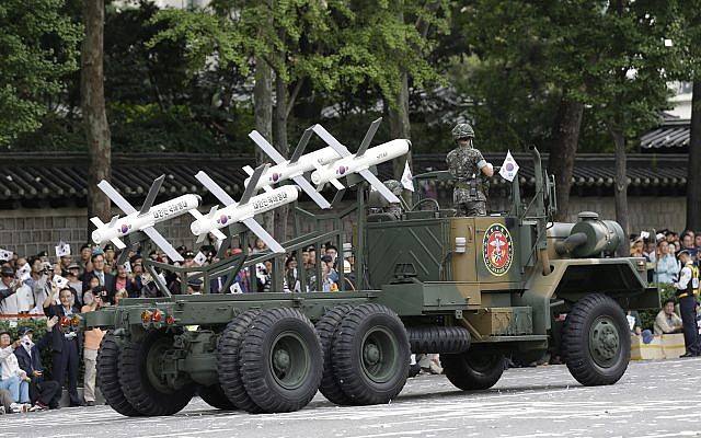 Los misiles Spike de fabricación israelí se muestran durante un desfile en la calle con motivo del 65 aniversario del Día de las Fuerzas Armadas en Seúl, Corea del Sur, 1 de octubre de 2013. (AP / Lee Jin-man / File)