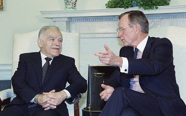 El presidente de los Estados Unidos, George Bush, habla con el primer ministro israelí, Yitzhak Shamir, durante una reunión en la Casa Blanca el 23 de noviembre de 1991 en Washington (AP Photo / Marcy Nighswander)