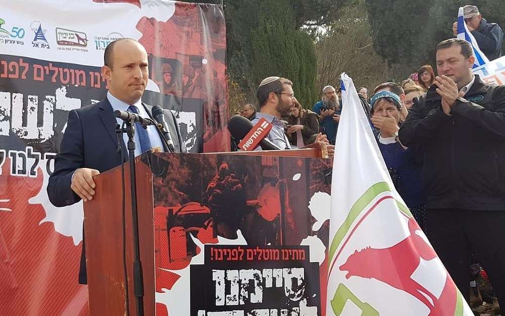 El líder del Hogar judío, Naftali Bennett, asistió a una manifestación en protesta por los ataques terroristas contra israelíes en Cisjordania, frente a la Oficina del Primer Ministro en Jerusalén, 16 de diciembre de 2018. (Cortesía)