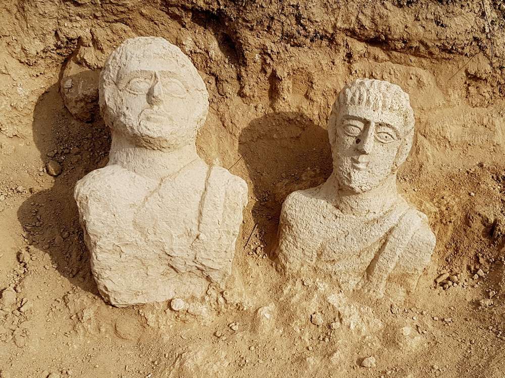 Este par de bustos funerarios de piedra caliza fue discernido después de las fuertes lluvias de principios de diciembre en la región de Beit She'an por una excursionista. (Eitan Klein, Autoridad de Antigüedades de Israel)