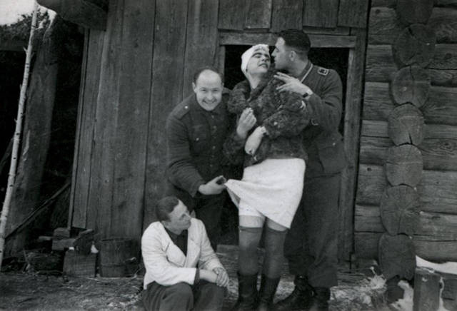 Colección de fotos revela el travestismo entre soldados nazis de Alemania