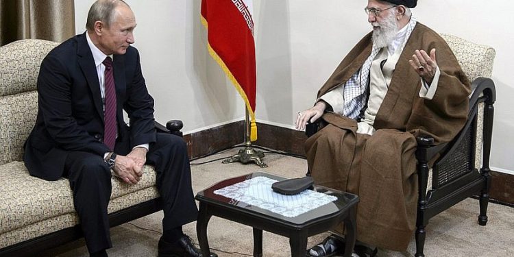 El presidente ruso Vladimir Putin y el líder supremo iraní Ayatollah Ali Khamenei. Crédito: Wikimedia Commons.