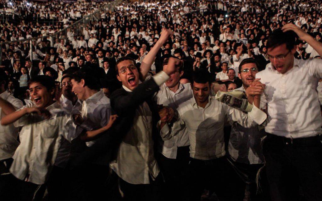 Miles de judíos ultraortodoxos celebran la finalización del ciclo de siete años de Daf Yomi: el aprendizaje de la totalidad del Talmud, un día a la vez, en el estadio Teddy de Jerusalén el lunes 30 de julio de 2012. (Crédito de la foto: Uri Lenz / Flash 90)