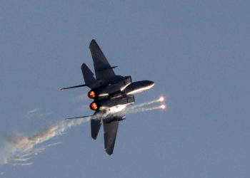 Un McDonnell Douglas F-15E, uno de los pilares de la fuerza aérea israelí, lanzando señuelos para contrarrestar misiles infrarrojos (Reuters)