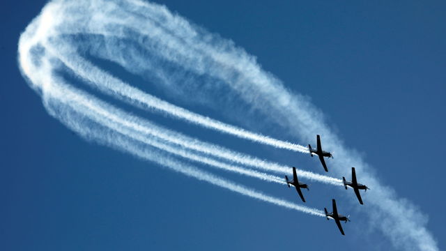 Vuelo en formación de los aviones de entrenamiento T-6 Texan II (Reuters)