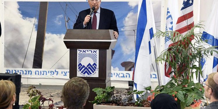 El embajador estadounidense David Friedman habla en un evento organizado por la Cámara de Comercio e Industria de Judea Samaria (JSCOCI) en la ciudad israelí de Ariel. Crédito: Embajada de los Estados Unidos en Israel.