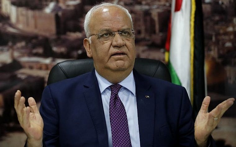 Saeb Erekat habla a periodistas en la ciudad cisjordana de Ramallah, el 1 de septiembre de 2018. (AFP / Ahmad Gharabli)