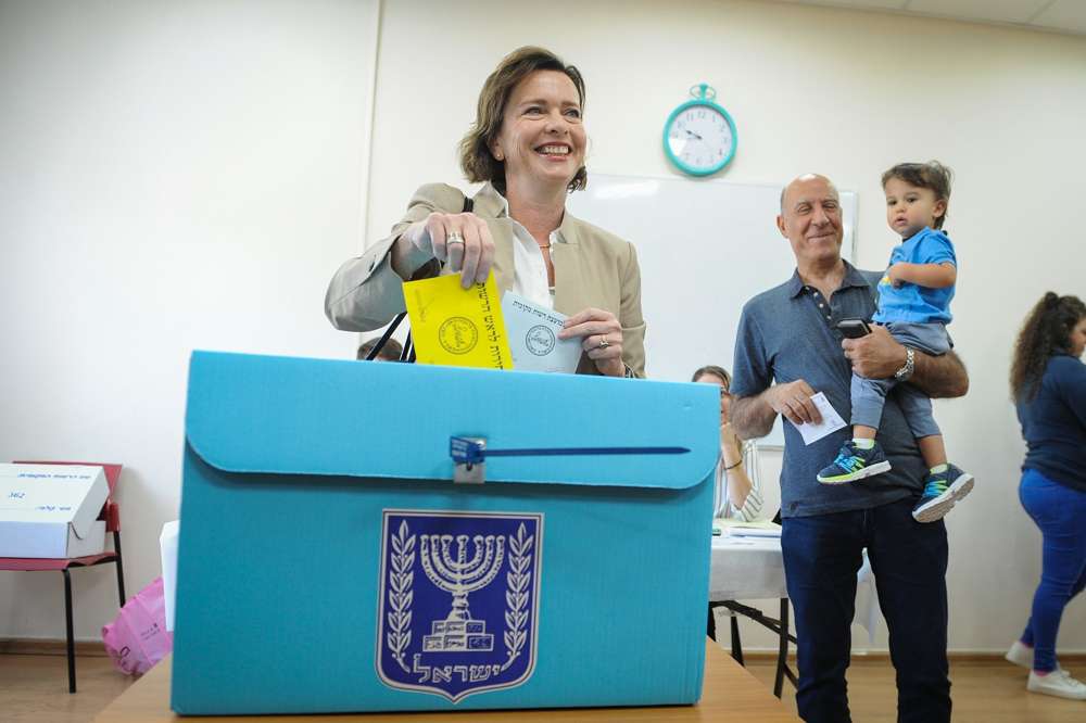 La candidata a la alcaldía de Haifa, Einat Kalisch Rotem, emite sus votos en una mesa de votación en la mañana de las Elecciones Municipales, el 30 de octubre de 2018, en Haifa. (Meir Vaknin / Flash 90)