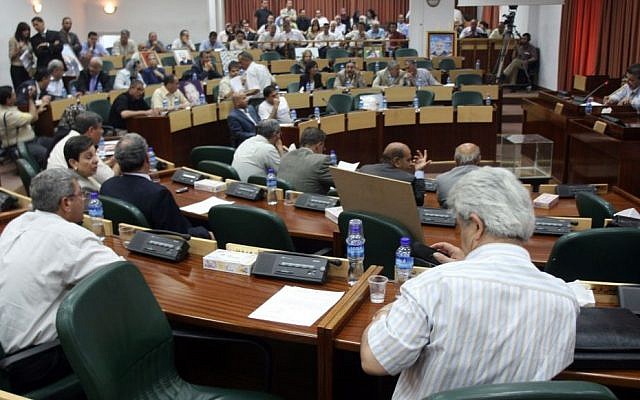 Legisladores palestinos asisten a una sesión de emergencia en el parlamento en el Consejo Legislativo en Ramallah, el 11 de julio de 2007. (Ahmad Gharabli / Flash90)