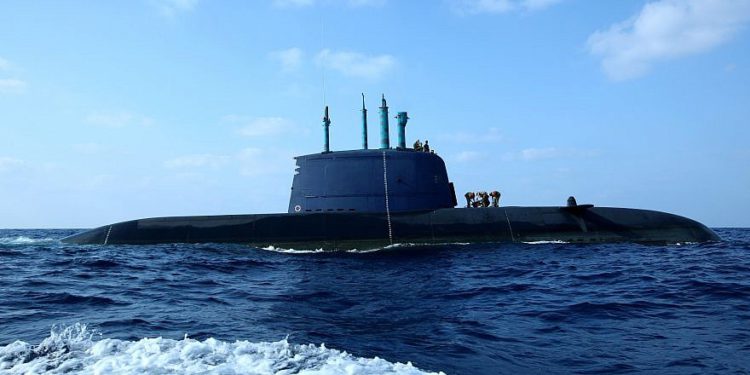 Un submarino israelí de clase delfín en el agua frente a la costa de Haifa. La clase Dolphin es un submarino diesel-eléctrico que se desarrolló y construyó en Alemania para las necesidades específicas de la Marina israelí. Los barcos Dolphin están considerados entre los submarinos convencionales más sofisticados y capaces del mundo. Foto de Moshe Shai / Flash90.