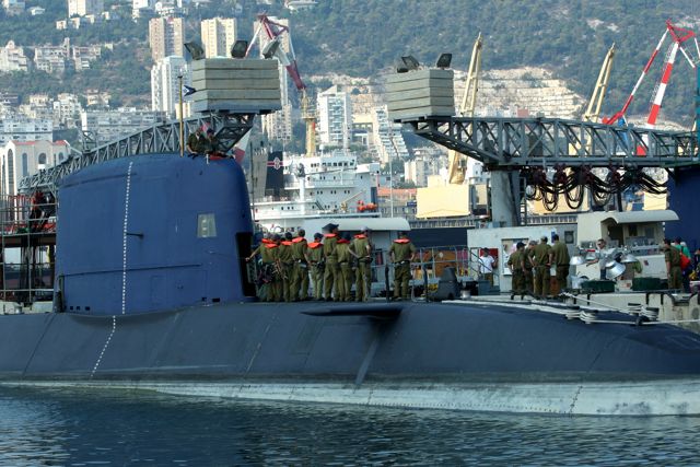 Los soldados de la Armada israelí abordaron el submarino israelí de clase Dolphin en Haifa el 7 de septiembre de 2009. Foto de Moshe Shai / Flash90.