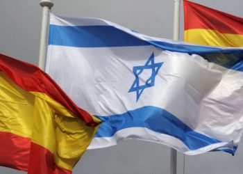 Las banderas de Israel y España se vieron en la ceremonia de bienvenida del entonces presidente Shimon Peres en Madrid, España, el 21 de febrero de 2011. (Amos Ben Gershom / GPO / Flash90)