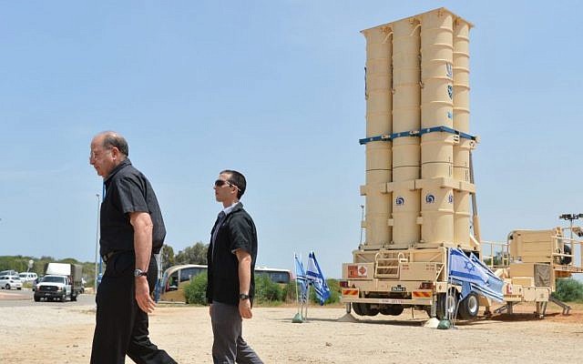 El ministro de Defensa Moshe Ya'alon visitó el lanzador de misiles interceptor Arrow II en la base de la Fuerza Aérea Israelí de Palmahim el 2 de marzo de 2015. (Crédito de la foto: Yossi Zeliger / Flash90)