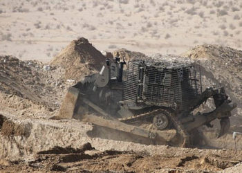 Archivo: Una IDF Caterpillar D9, operada por el Cuerpo de Ingeniería de Combate de las Fuerzas de Defensa de Israel (IDF), en 2013 (Ofer Zidon / FLASH90)