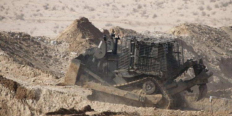 Archivo: Una IDF Caterpillar D9, operada por el Cuerpo de Ingeniería de Combate de las Fuerzas de Defensa de Israel (IDF), en 2013 (Ofer Zidon / FLASH90)
