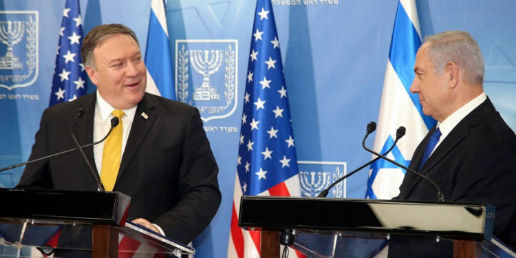 El primer ministro Benjamin Netanyahu (R) celebra una conferencia de prensa conjunta con el secretario de Estado de EE. UU. Mike Pompeo en el Ministerio de Defensa en Tel Aviv el 29 de abril de 2018. (Yariv Katz / Pool / Flash90)