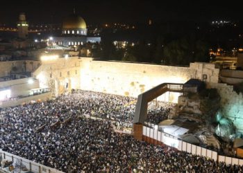 Miles de personas rezan por el perdón (Selichot), en el Muro Occidental de la Ciudad Vieja de Jerusalén el 16 de septiembre de 2018. Foto de Noam Revkin Fenton / Flash90.