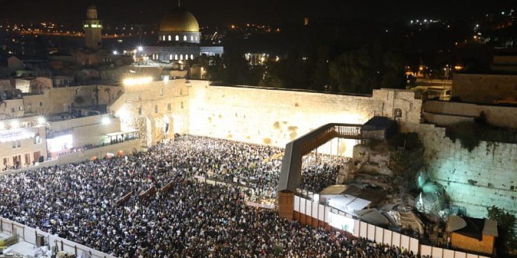 Miles de personas rezan por el perdón (Selichot), en el Muro Occidental de la Ciudad Vieja de Jerusalén el 16 de septiembre de 2018. Foto de Noam Revkin Fenton / Flash90.