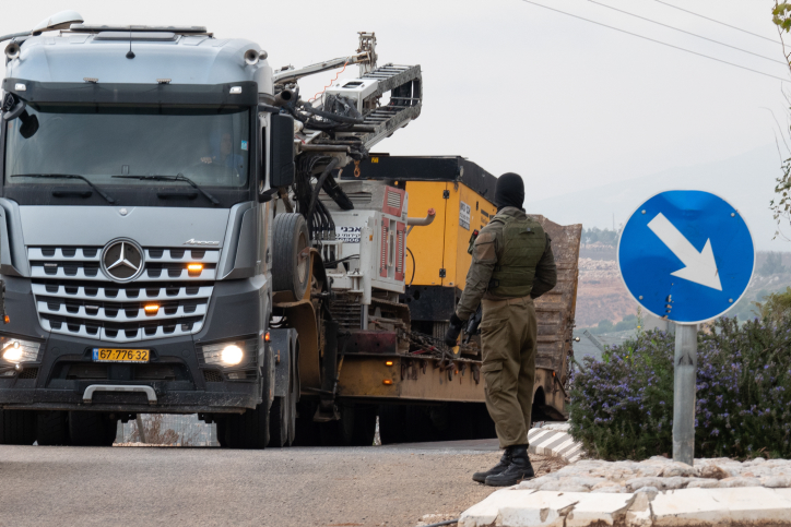 Un camión conduce cerca de la frontera entre Israel y el Líbano a las afueras de Metulla el 4 de diciembre de 2018. (Basel Awidat / Flash90)