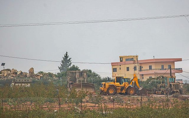 Maquinaria pesada trabaja en la frontera entre Israel y el Líbano cerca de Metulla, norte de Israel, el 6 de diciembre de 2018. (Yaakov Lederman / Flash90)