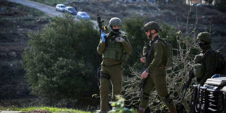 FDI establece puestos de control en Ramallah mientras continúa la búsqueda de los terroristas de Ofra